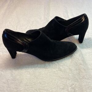 Stuart Weitzman Heeled Slip-on Suede Stretch Ankle Booties Patent Detailing